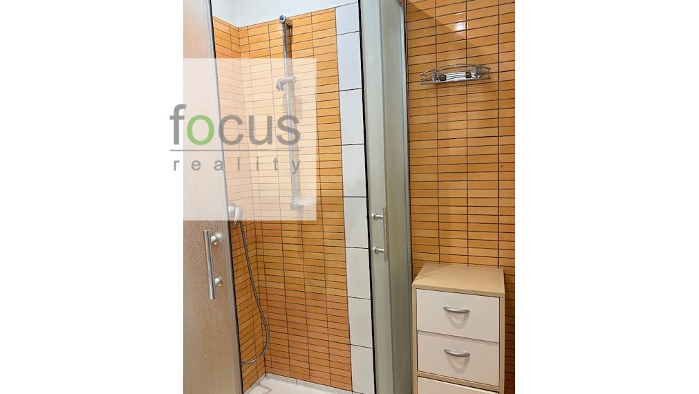 Predám rekonštruovaný 1,5 izbový byt na Námestí SNP