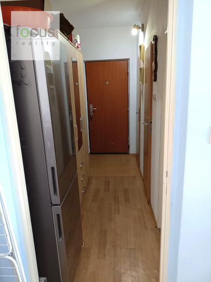 Predáme útulný bezbariérový 2 izb.byt za cenu 1 izb. len 10 min.peši od centra