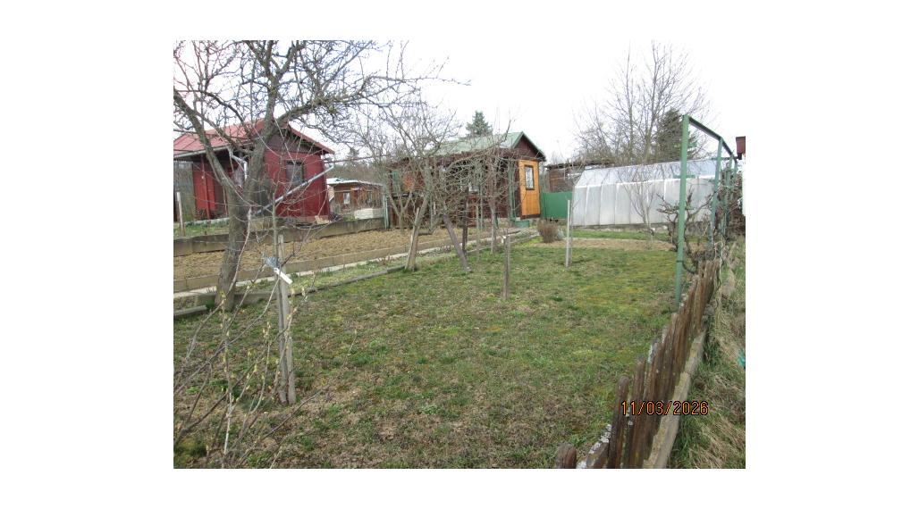 Udržiavaná záhradka s chatou - Zlatý potok